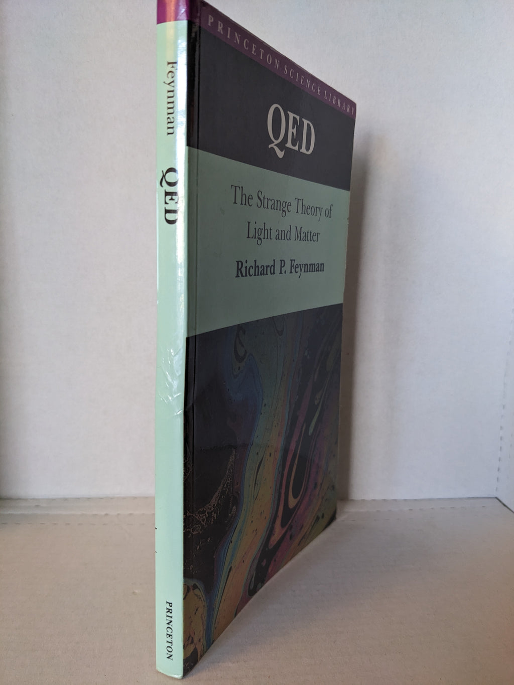 QED: The Strange Theory of Light and Matter Later Printing Edition